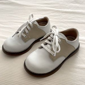Footmates cheer white/ecru. Size 7 wide.